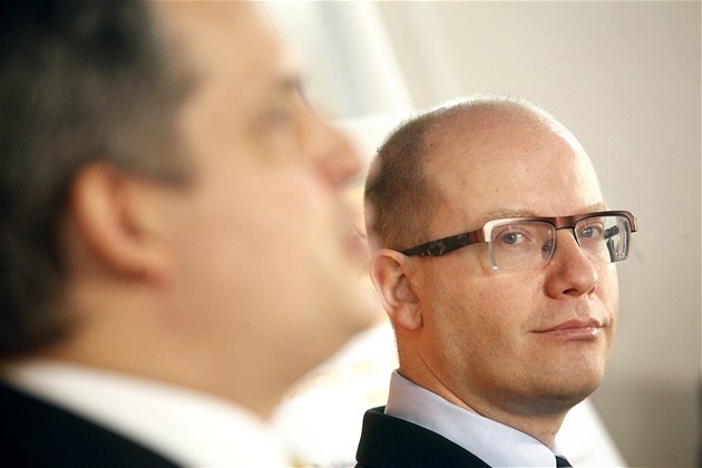 Premiér Bohuslav Sobotka a ministr pro lidská práva Ji�í Dienstbier