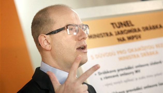 P�edseda �SSD Bohuslav Sobotka na tiskové konferenci k potí�ím ministra Drábka.