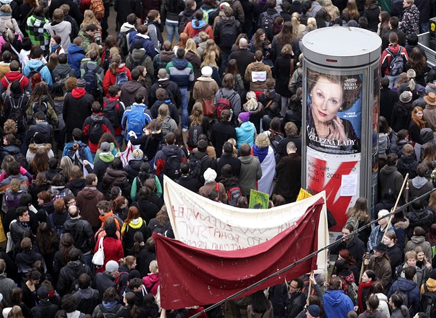 NEKLID. Baronka Thatcherová shlí�í na protesty. Odp�rci student� by uvítali, kdyby mohla dol� a n�co na�í mláde�i �ekla.