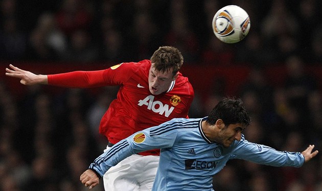 VE VZDUCHU. Hlavi�kový souboj svád�jí Phil Jones z Manchesteru United (vlevo) a