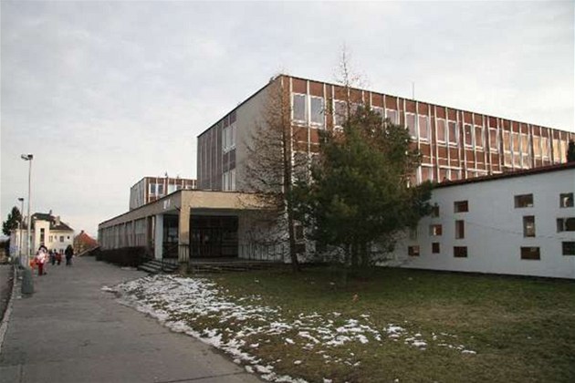 Základní školu v Hovorčovické ulici museli vyčistit od azbestu.