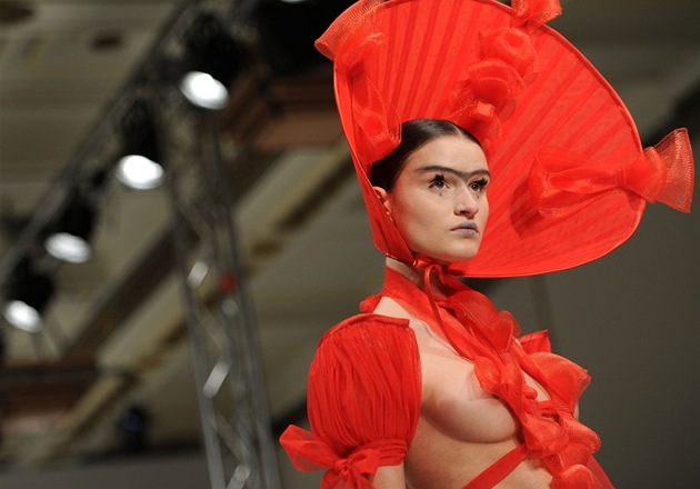 Zemřela Pam Hoggová, návrhářka uměla svými modely šokovat