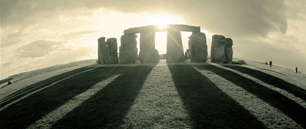 Americký archeoakustik v��í, �e p�dorys Stonehenge odpovídá zvukovým vlnám dvou
