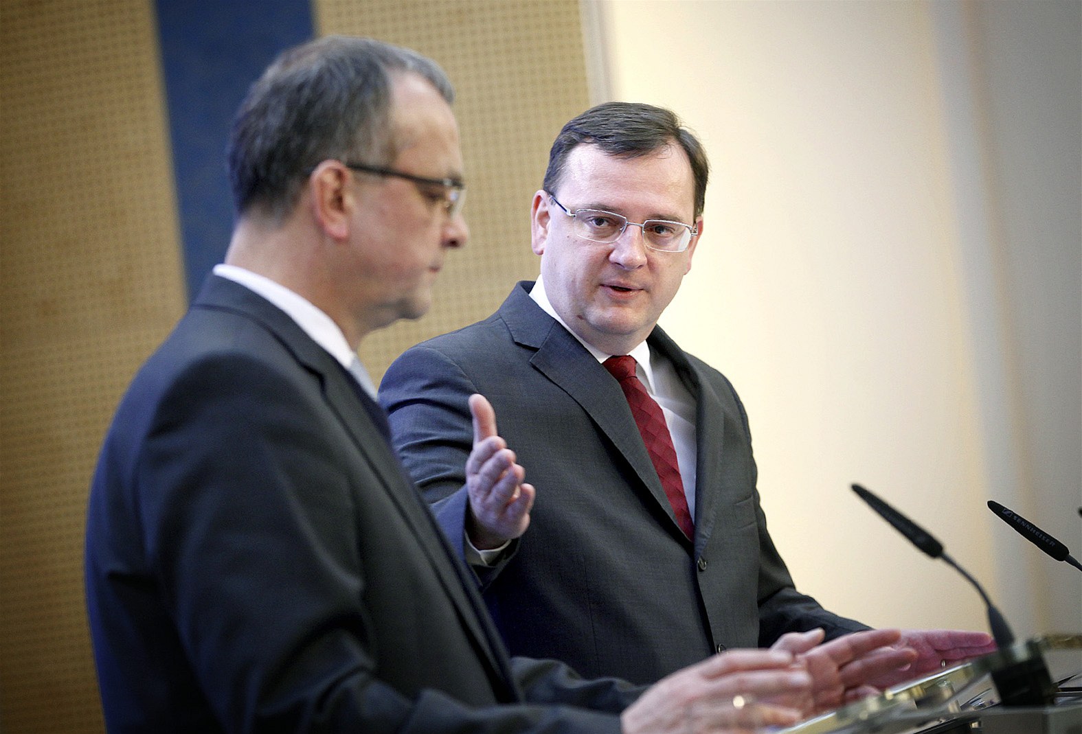 P�i redukci k�esel ve vlád� by se �krty mohly dotknout ka�dé strany, po jednom k�esle. Aspo� tak s tím po�ítá premiér Petr Ne�as a jeho ODS.