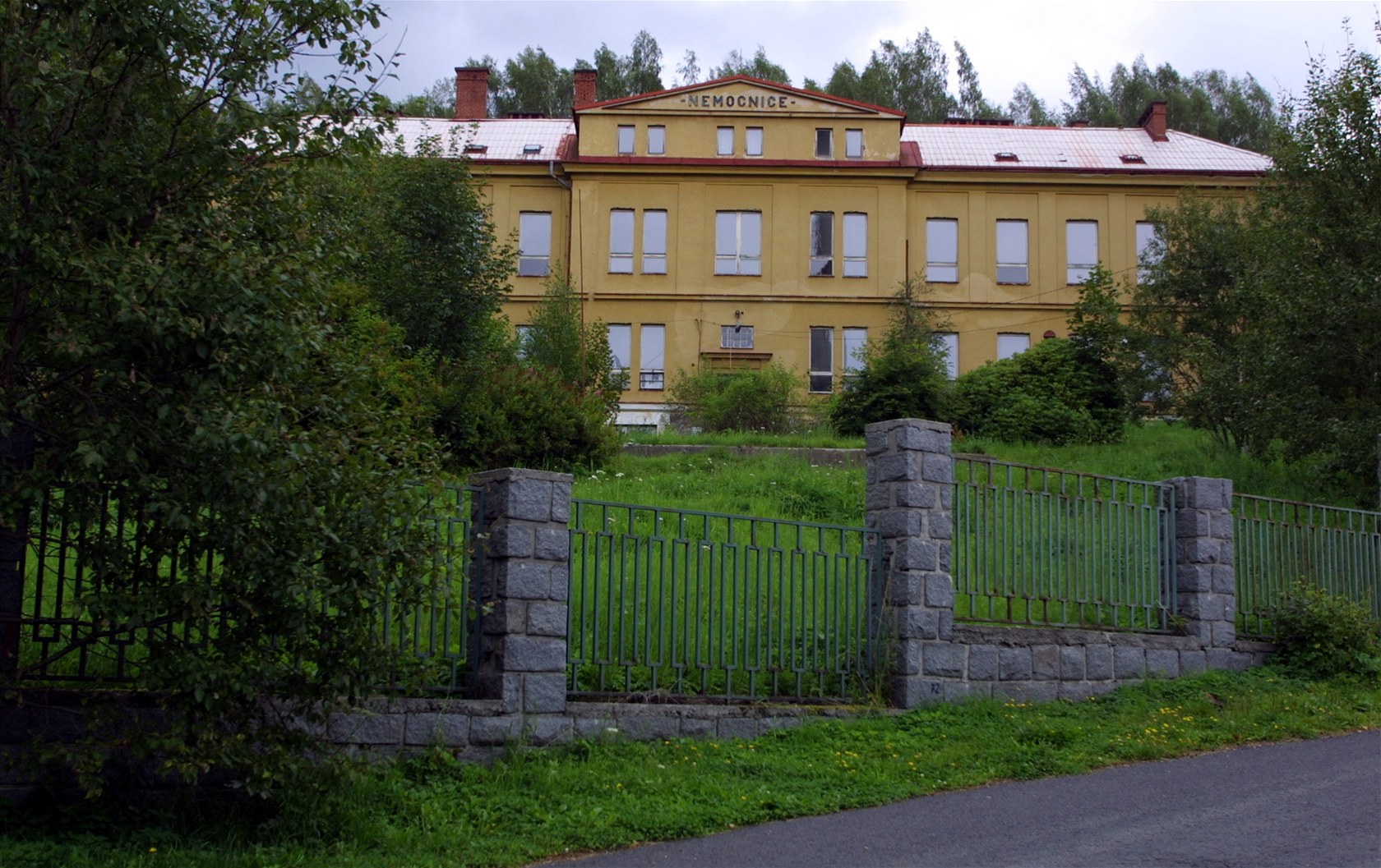 Areál bývalé nemocnice v Kraslicích na Sokolovsku