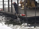 Srbský restauratér odklízí nebezpené kry od svého podniku na Dunaji (20. února