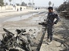 Trosky automobilu po útoku terorist v iráckém mst Bákubá (23. února 2012)