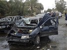 Trosky automobilu po útoku terorist na severu Bagdádu (23. února 2012)