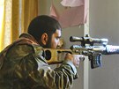 Syrský rebel s odstelovaskou pukou íhá v Homsu na vládní jednotky. (28.