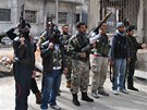 Syrtí rebelové pózují v ulicích Homsu. (28. února 2012)