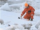 Hasii v pondlí odstelili nahromadný led v Jizee v Dolní Sytové na Semilsku.