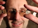 David Zimola z Muzea Vysoiny ukazuje stíbrné mince - denáry Leopolda VI.