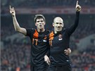 SIAMTÍ SPOLUHRÁI. Klaas-Jan Huntelaar (vlevo) blahopeje Arjenu Robbenovi k