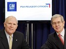 Generální editel General Motors Dan Akerson (nalevo) s éfem koncernu PSA