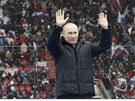 Prezidentský kandidát Vladimir Putin zdraví víc ne stotisícový dav na
