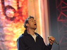 Damon Albarn z kapely Blur pi generální zkouce cen Brit Awards (21. února