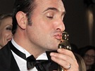 Herec Jean Dujardin se mazlí se svým Oscarem za hlavní mukou roli ve filmu