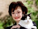 Manelka Tonyho Blaira Cherie pózuje se svým kocourem. (9. kvtna 1997)