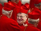 Novopeeného kardinála Dominika Duku mezi sebou vítali jeho kardináltí