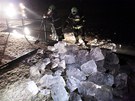 Hasii ze dáru nad Orlicí odstraují ledové kry. Dvodem je hrozící nebezpeí