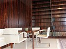 I knihovna v obýváku je z makasarského ebenu.