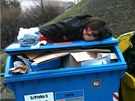 Nejastji bezdomovci spí v kontejneru s papírem.