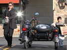 Brad Pitt se vydal na nákupy na motorce Ural se sajdkárou s adoptovaným synem
