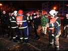 Hasii pi evakuaci lidí z domu v Praze 9