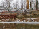 Budování lávky pes Orlici v Hradci Králové (22. února 2012)