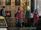 lenky ruské skupiny Pussy Riot pi vystoupení v moskevském chrámu