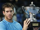 Argentinský tenista Juan Martín del Potro pózuje s trofejí po finálovém