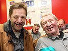 HOKEJOVÉ LEGENDY. Frantiek Musil (vlevo) a Jaroslav Holík sledují derby...