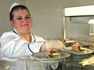 Jaroslava Gabrielová vydává chlebíky v nové jídeln nemocnice v Sokolov. 