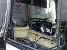 Na Prmyslové ulici v Praze se srazil autobus MHD s nákladním autem.