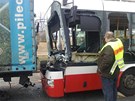 Na Prmyslové ulici v Praze se srazil autobus MHD s nákladním autem.