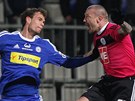 KAM LETL? Budjovický Tomá epka (vpravo) v hlavikovém souboji s olomouckým