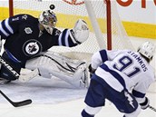 Steven Stamkos z Tampy pekonv Ondeje Pavelce z Winnipegu. esk brank