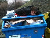 Nejčastěji bezdomovci spí v kontejneru s papírem.