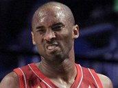 JE TO ZLOMEN. Kobe Bryant z LA Lakers utrpl v utkn hvzd zlomeninu nosu a