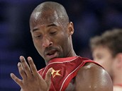 JE TO ZLOMEN. Kobe Bryant z LA Lakers utrpl v utkn hvzd zlomeninu nosu a