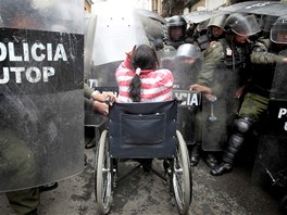 Bolivijská vozíkáka se stetává s kordonem policist. Stovky tlesn...