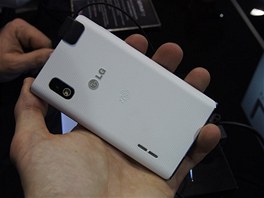 Logo na zádech modelu L5 odhaluje, e si telefon podporuje technologii NFC. V...