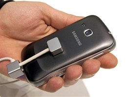 Telefon bude k mání i ve verzi s NFC, pak ale o njakou tu desetinu milimetru v...