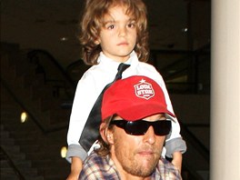 Matthew McConaughey se synem Levim. S modelkou Camilou Alves má jet o rok