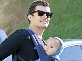 Orlando Bloom se synem Flynnem. Matkou roztomilého chlapeka je pvabná...