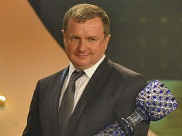 Pavel Vrba s cenou pro nejlepšího českého fotbalového trenéra za rok 2011.