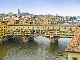 Slavný stedovký most Ponte Vecchio pes eku Arno ve Florencii. Je dílem...