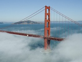 Golden Gate Bridge v San Francisku v USA je jedním z nejdelích a nejznámjích