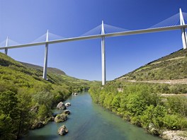 Viadukt Millau je zavený dálniní most v jiní Francii, s výkou 343 metr