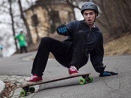 Na dlouhém skateboardovém prkn se dá uhánt rychlostí nkolika desítek